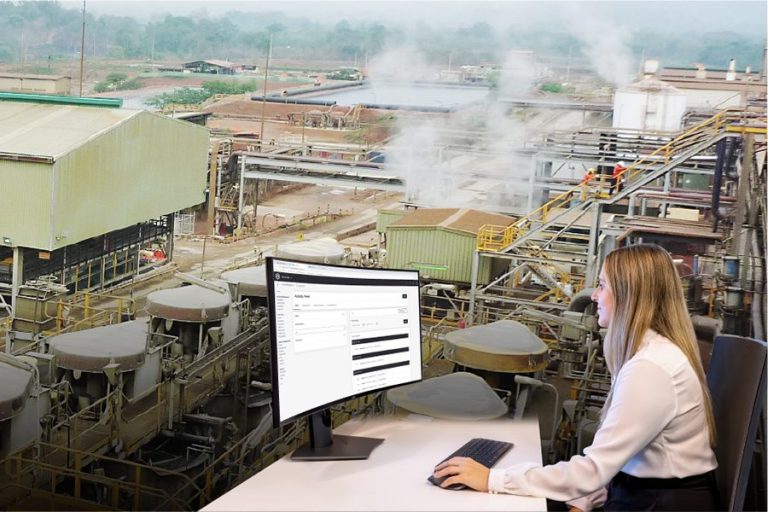 Trabajador de Metallurgical Systems usa un computador en una planta de beneficio de minerales.